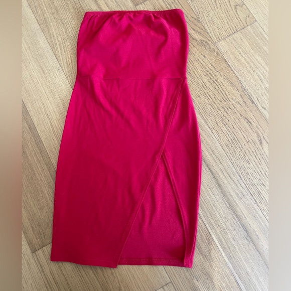PRETTYLITTLETHING strapless slit bodycon mini red dress Valentine’s Day - Picture 2 of 3